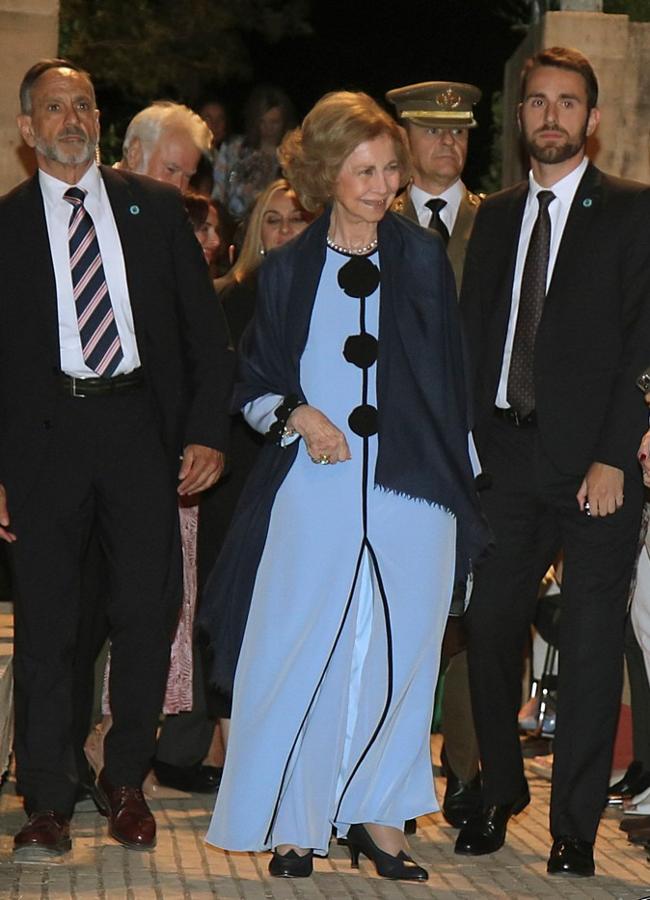 La reina Sofía con un look de invitada de color azul. / CASA REAL