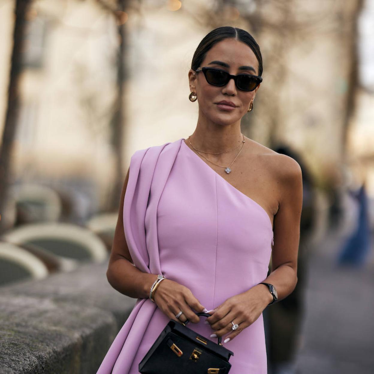 Influencer con vestido rosa en el street style/LAUNCHMETRICS SPOTLIGHT