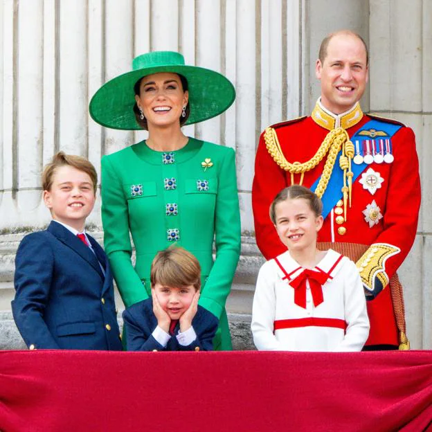 Kate Middleton y el príncipe Guillermo con sus hijos, durante la fiesta del Trooping the Colour. 