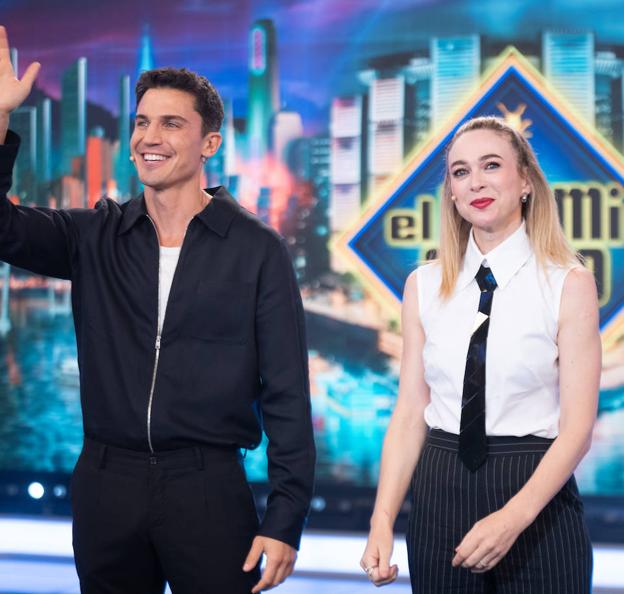 Álex González y Marta Hazas en la presentación de 'Desde el mañana' en El Hormiguero.