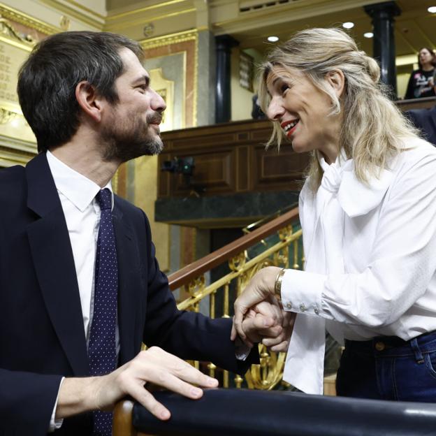 Ernest Urtasun, ministro de Cultura junto a Yolanda Díaz. 