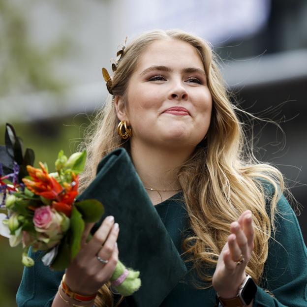 Amalia de Holanda con abrigo verde y flores. 