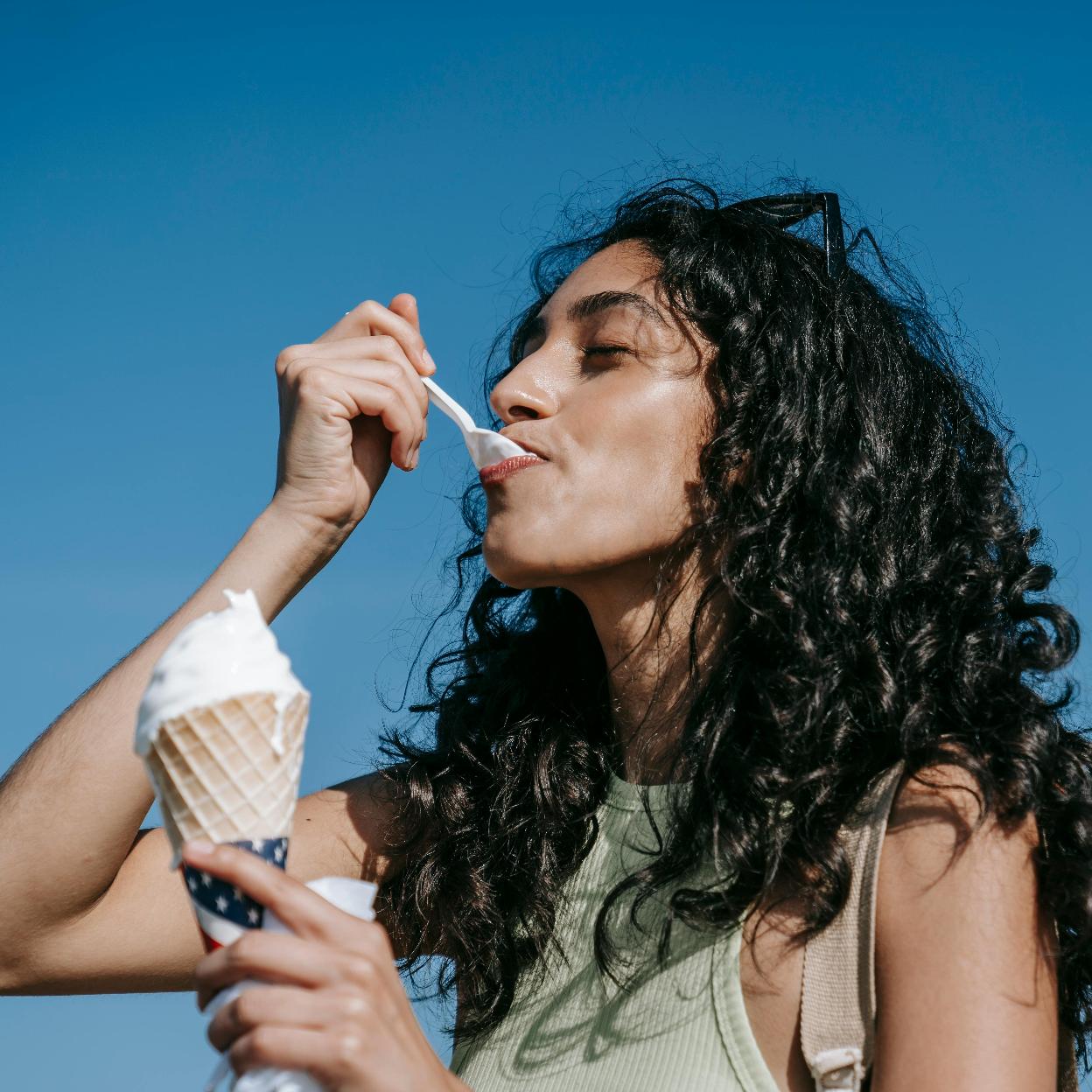 Mujer comiendo helado/PEXELS