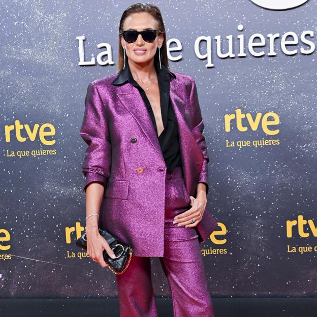 Nieves Álvarez con un traje morado brillante. 