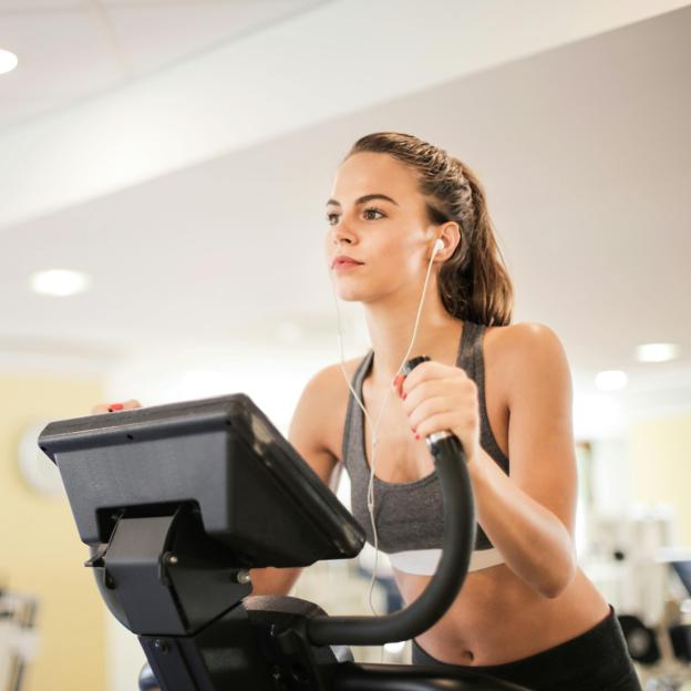 Mujer haciendo deporte