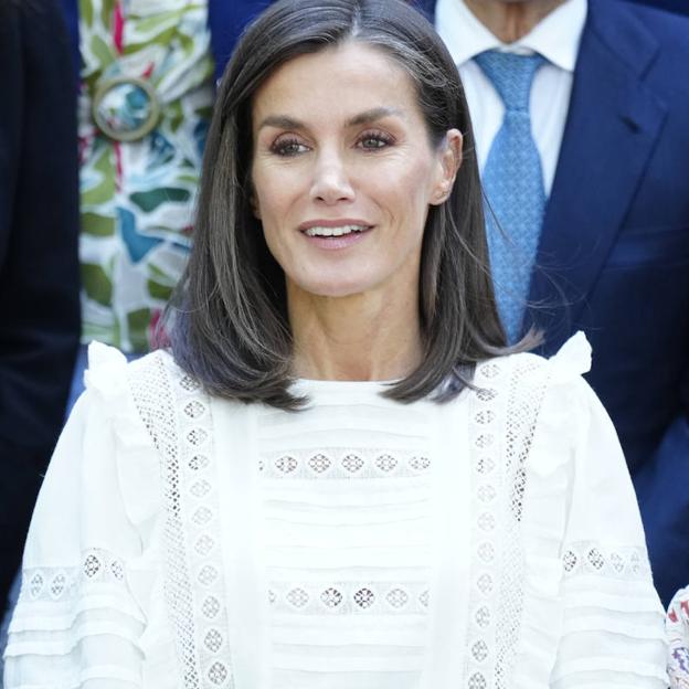 La reina Letizia con una blusa blanca.