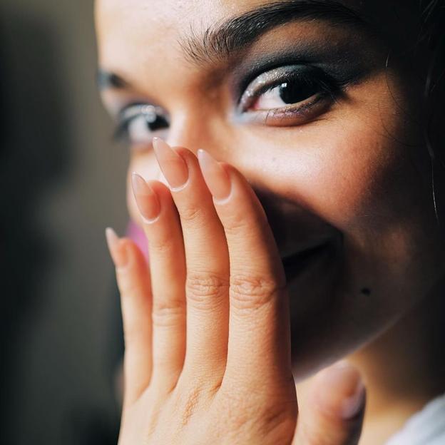 Si te gustan las uñas naturales, estas tendencias en manicura te van a encantar: de la clásica francesa a originales diseños geométricos