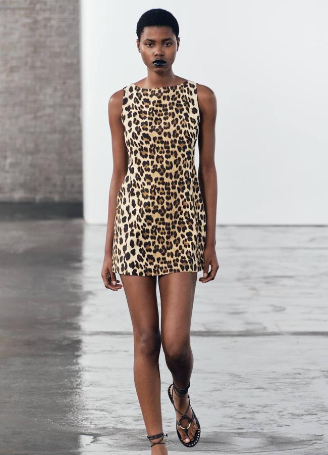 Vestido corto de leopardo de Zara