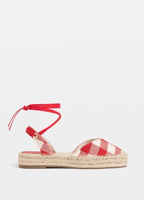 Alpargatas de esparto de Stradivarius (25,99 euros)