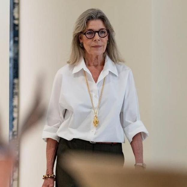 Carolina de Mónaco con una camisa blanca.