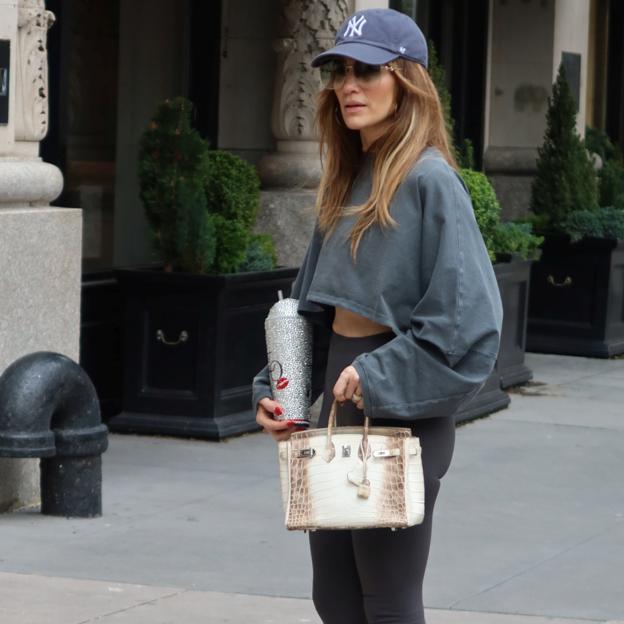 Jennifer Lopez con un look deportivo muy chic. 