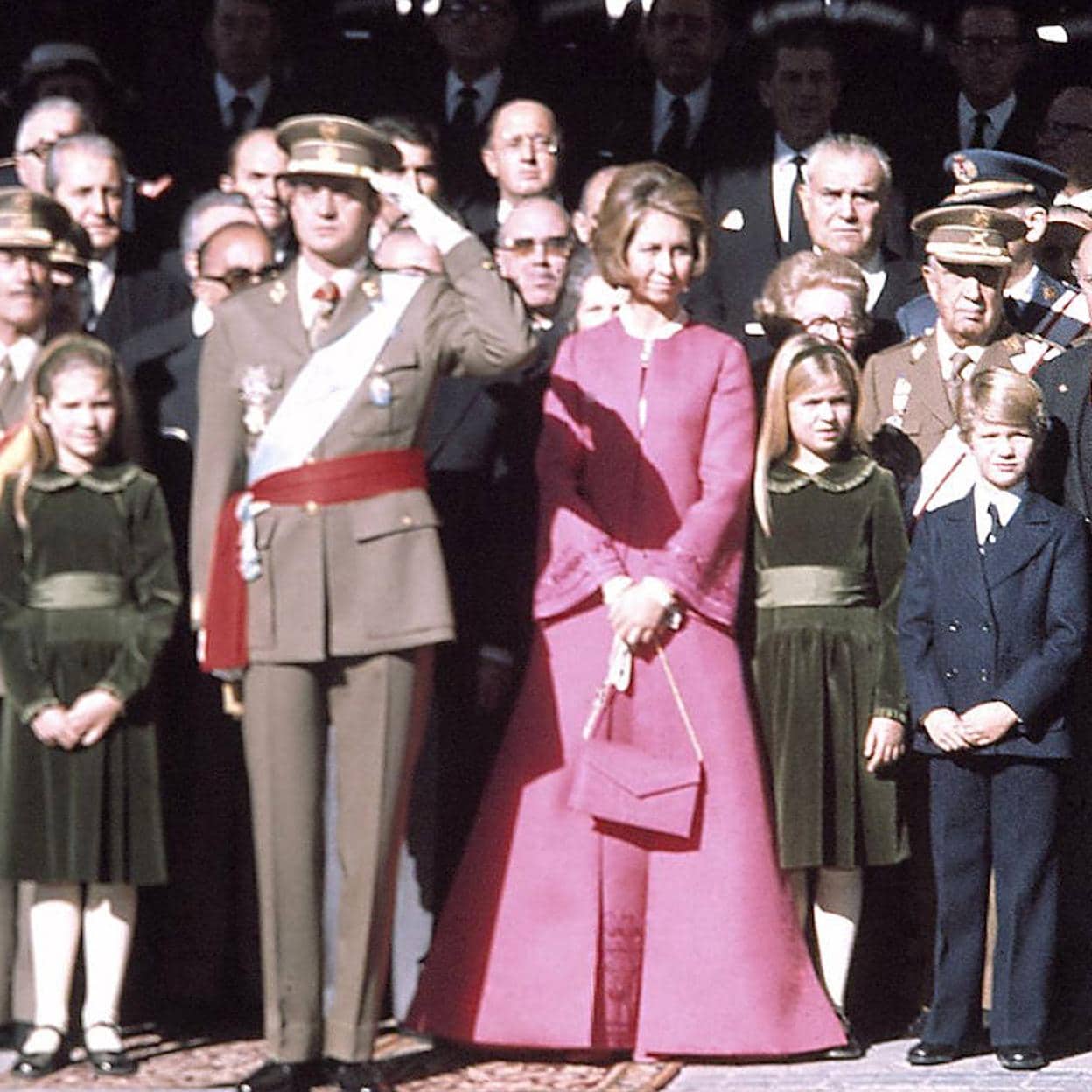Don Juan Carlos y doña Sofía, con sus hijos el día de la proclamación del rey de España.