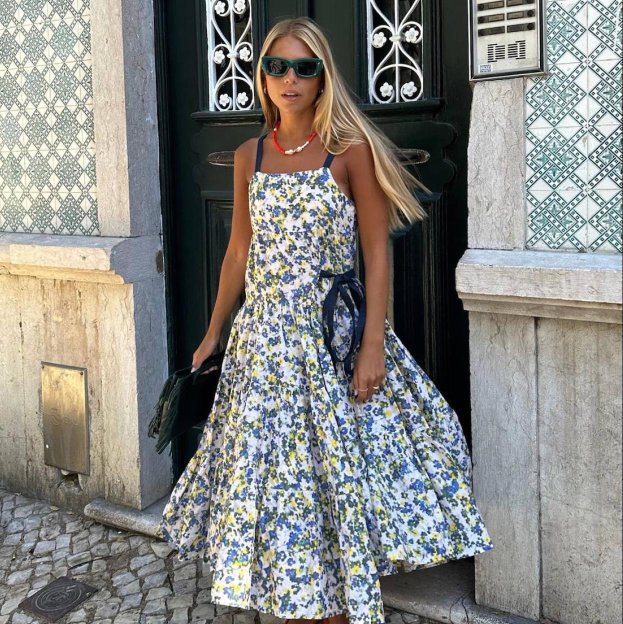 Influencer con vestido de verano estilo portugués/@RITAMONTEZUMA