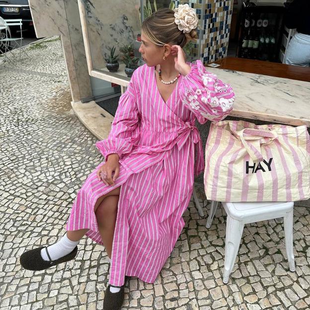 Vestido largo de algodón con rayas y bordados en rosa fucsia