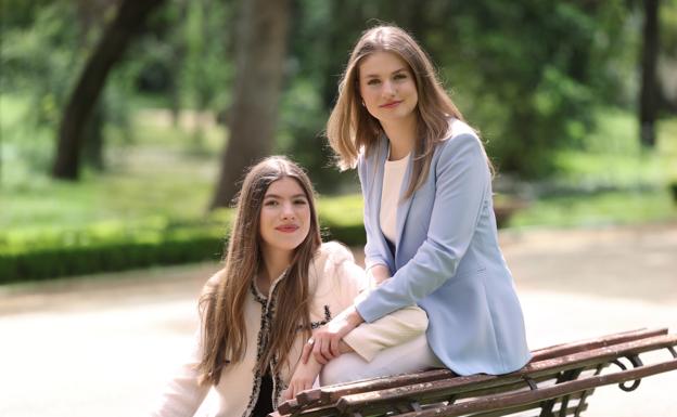 La princesa Leonor y la infanta Sofía en unas imágenes oficiales en el Palacio Real. 