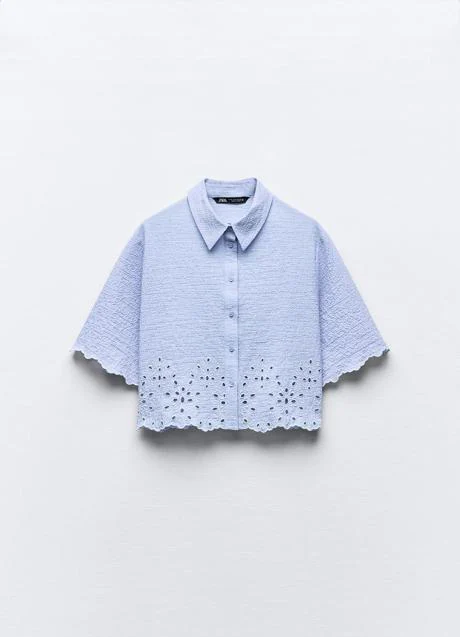 Camisa con bordados de Zara (25,95 euros)