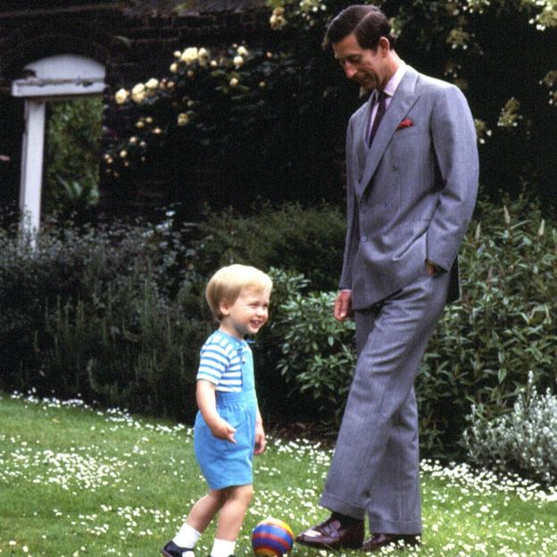 El príncipe Guillermo junto a su padre, el rey Carlos III de Inglaterra. 