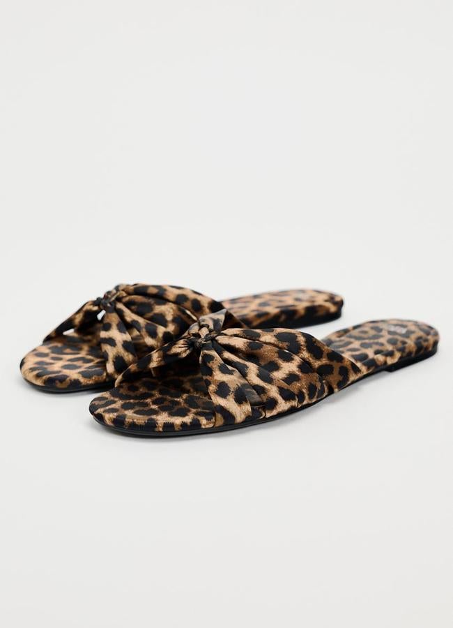 Sandalias planas con estampado de leopardo de Zara.