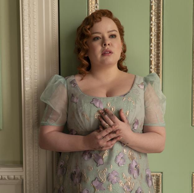 Nicola Coughlan como Penelope Featherington en una imagen del sexto episodio de la tercera temporada de Los Bridgerton. 