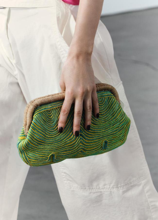 Bolso de mano en yute y color verde de Zara.