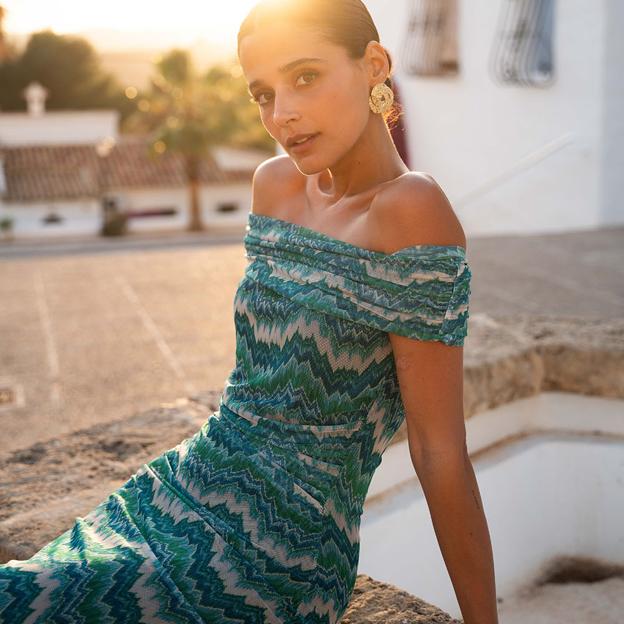 Una mujer con vestido de invitada made in Spain.