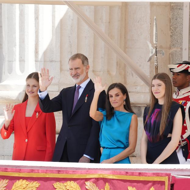 La familia real se asoma al balcón del Palacio real en el X aniversario de la proclamación de Felipe VI.