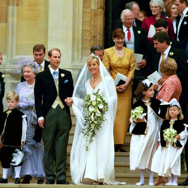 El príncipe Eduardo y Sophie, junto a algunos invitados el día de su boda. 