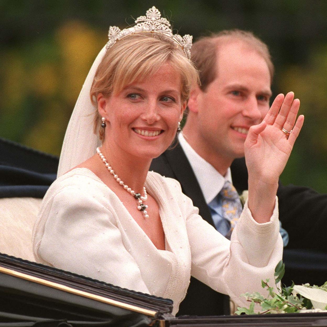 El príncipe Eduardo y Sophie, el día de su boda. /getty