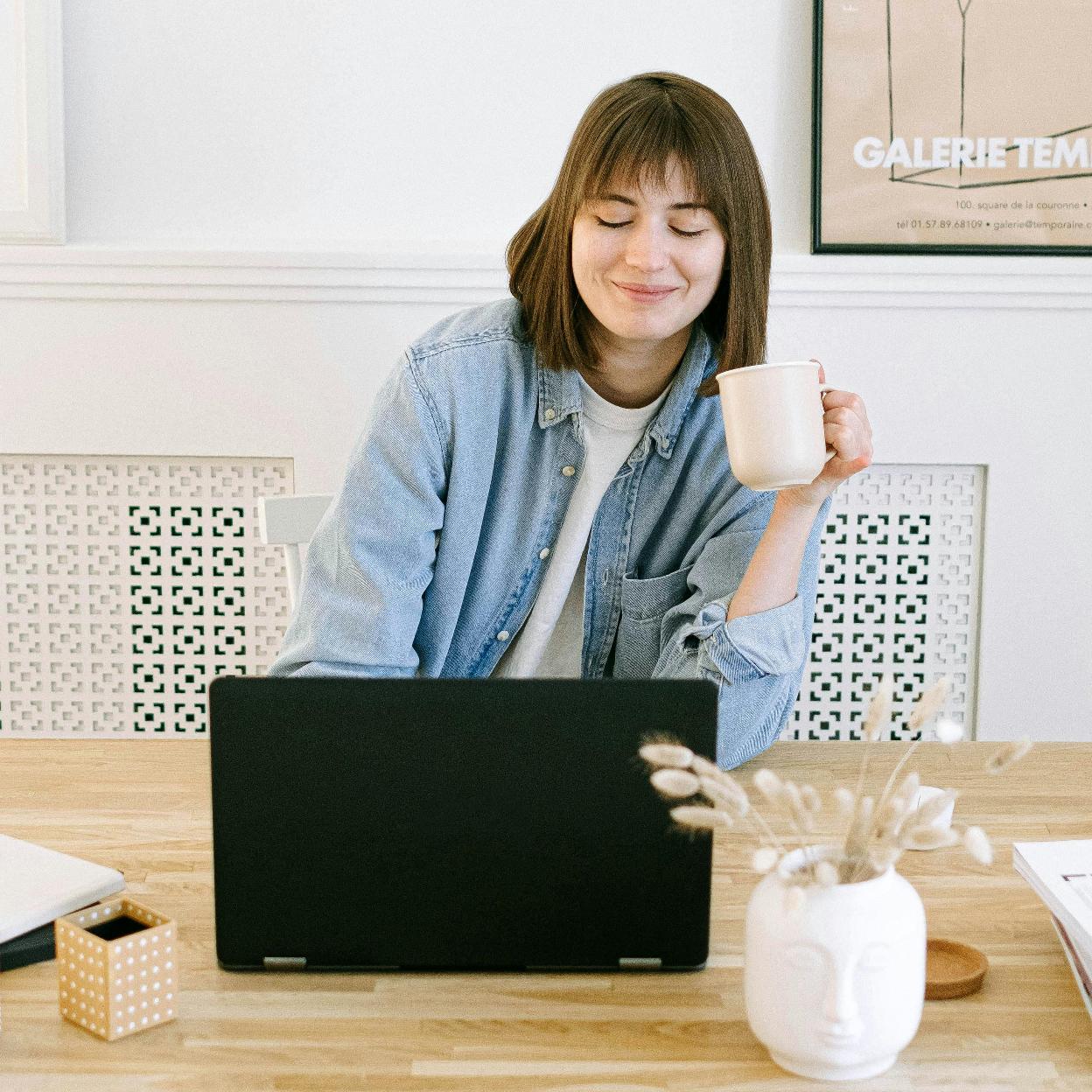 Mujer escribiendo en un ordenador/PEXELS