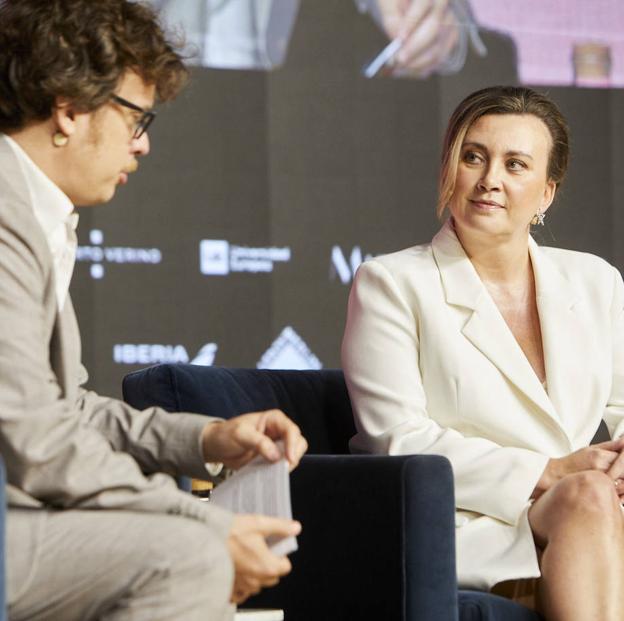 Camilla Läckberg entrevistada por el periodista Manu Piñón.