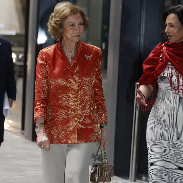 La reina Sofía con un estilismo oriental y su bolso vintage de Chanel. 