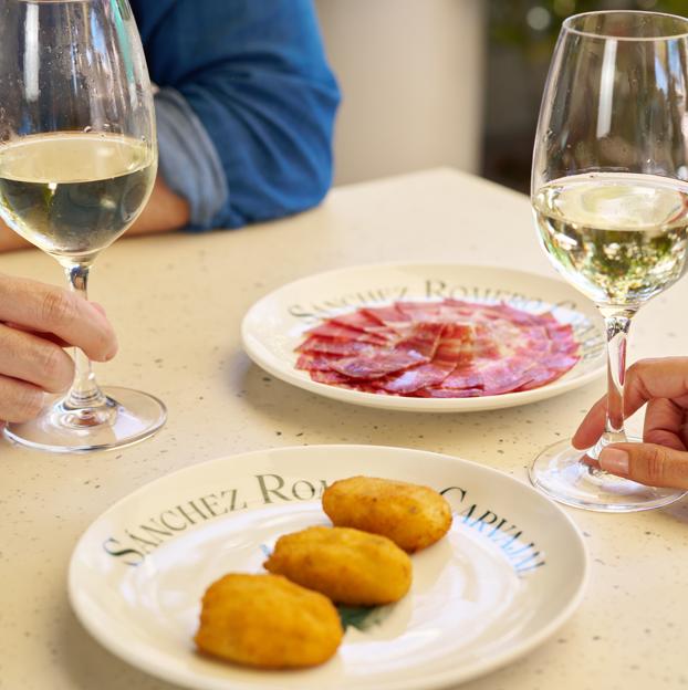 Las croquetas de jamón de bellota 100% ibérico se convierten en un plato imprescindible en nuestros aperitivos, comidas y cenas hasta el 7 de julio.