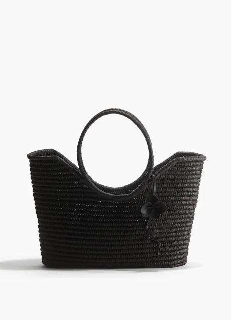 Bolso negro de rafia de H&M (49,99 euros)