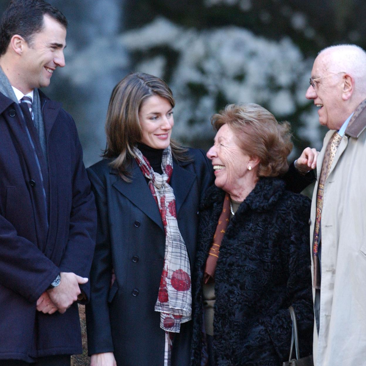 Felipe y Letizia, con José Luis Ortiz y Menchu Álvarez del Valle en Covadonga. /GETTY