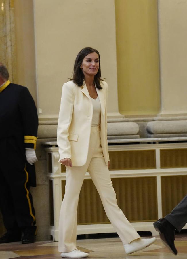 La reina Letizia con un traje blanco de Mango. / LIMITED PICTURES