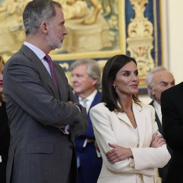 La reina Letizia repite el traje de Mango perfecto: muy elegante de blanco y con zapatillas