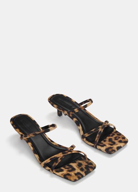 Sandalias con estampado animal de Pull & Bear (25,99 euros)