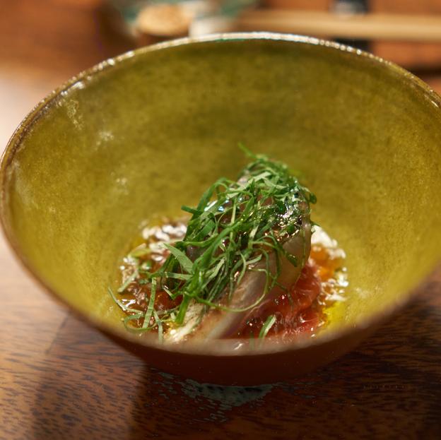 El tomate escabechado con caballa, el exquisito comienzo del omakase de Kaigi.