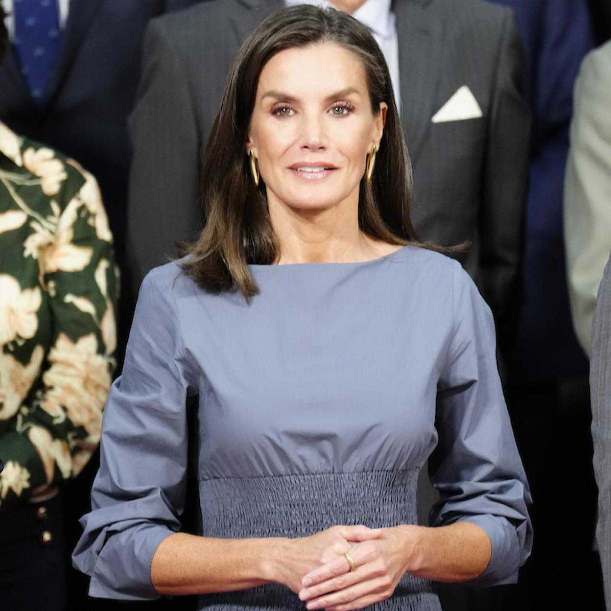 La reina Letizia con un vestido de Adolfo Domínguez /limited pictures