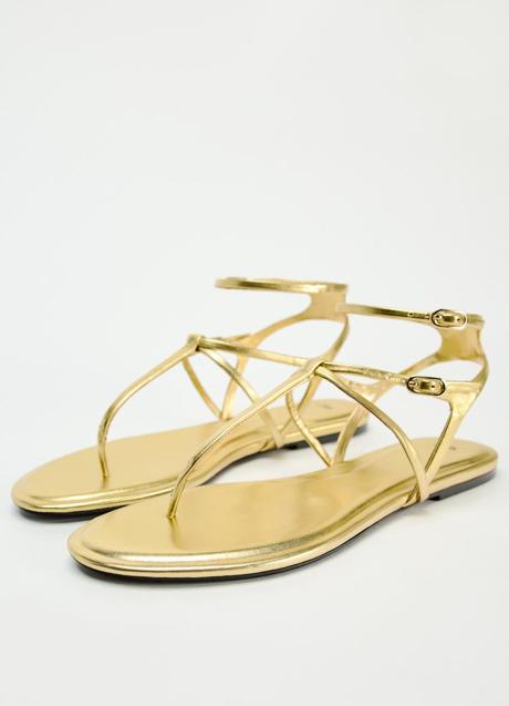 Sandalias doradas de Zara (35,99 euros)