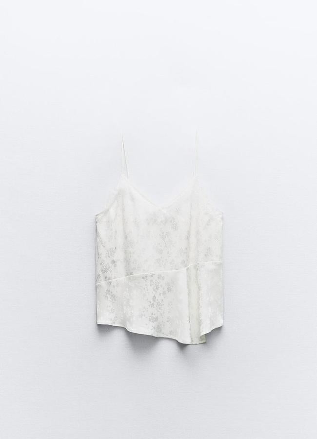 Top blanco de Zara, 19,95 euros.