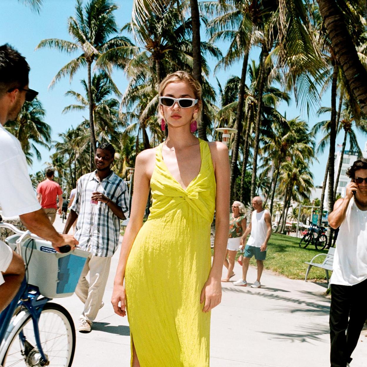 Vestidos de colores, faldas que hacen tipazo, bolsos de rafia, sandalias doradas y muchas otras muchas compras recién llegadas a tienda./ZARA