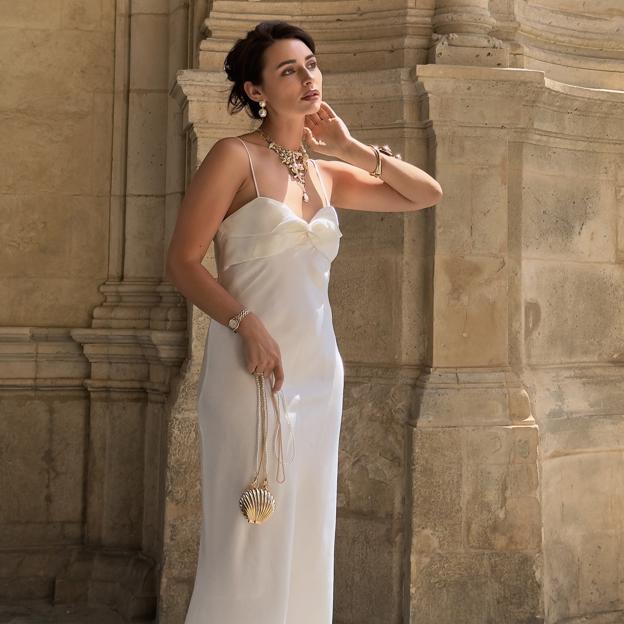 IInfluencer con vestido blanco