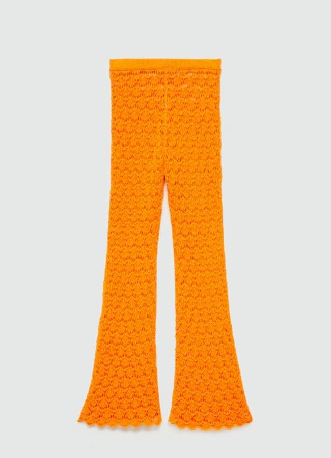 Pantalones flare naranjas de Mango, 49,99 euros.