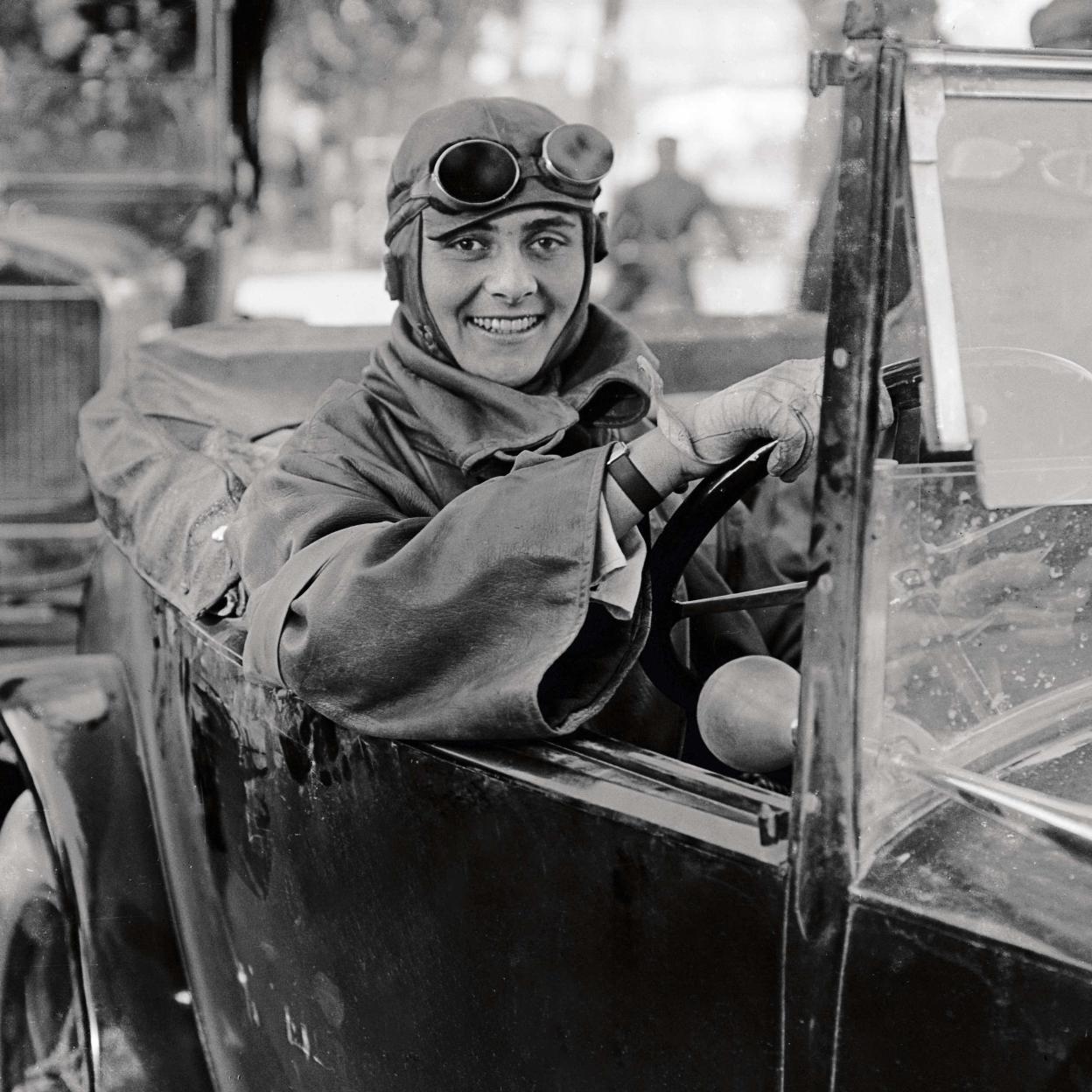 Lili Álvarez en su Peugeout/arxiu nacional de catalunya