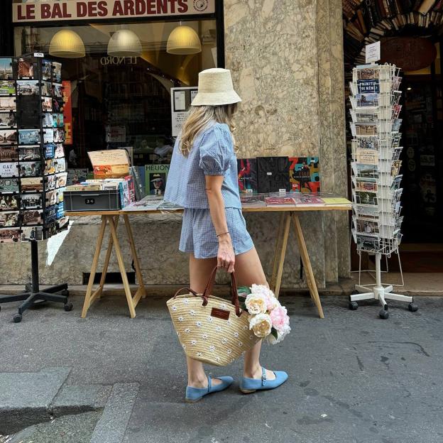 Influencer con look tendencia