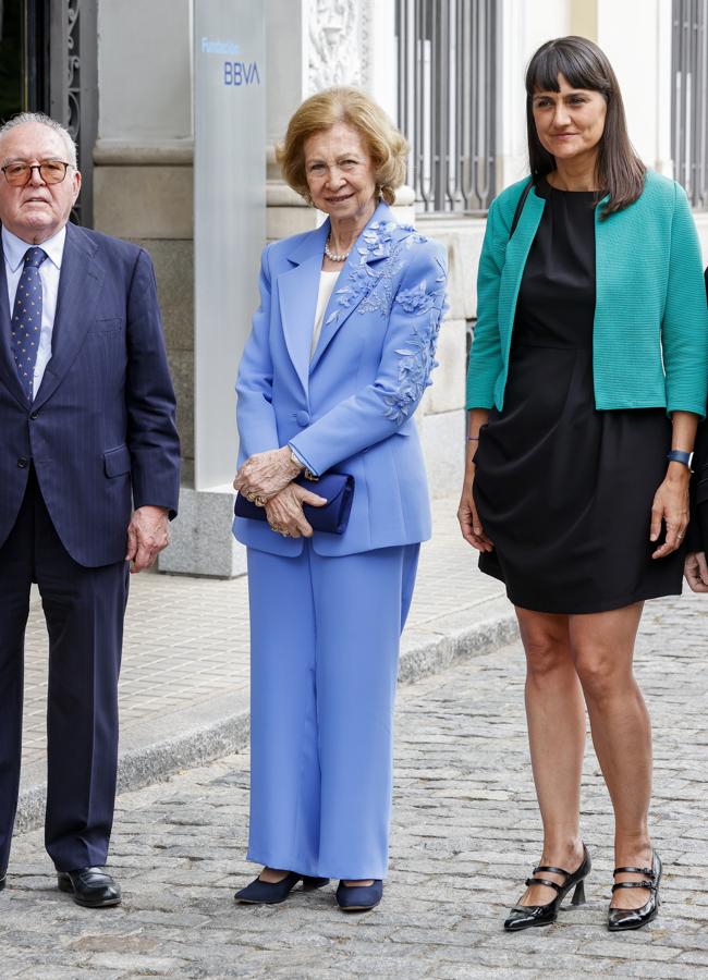 La reina Sofía en los Premios Valor Añadido con conjunto de traje en azul. Foto: gtres.