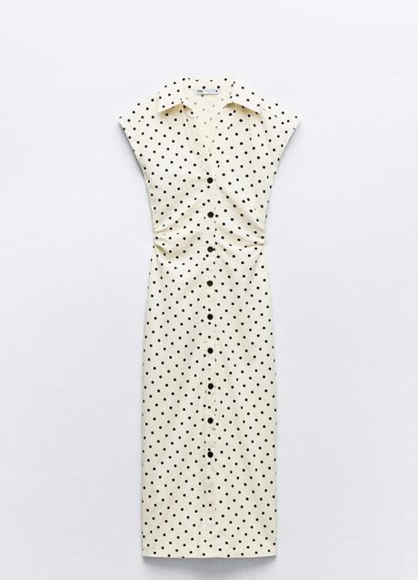 Vestido con estampado de lunares de Zara (35,99 euros)