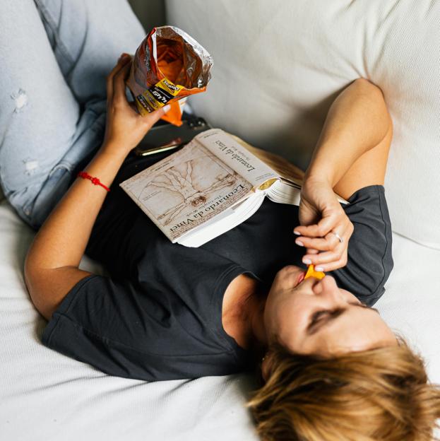 Mujer comiendo patatas fritas