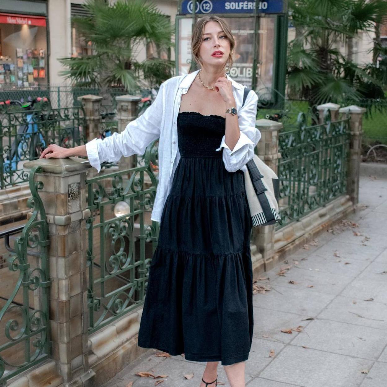 Influencer con vestido negro elegante/@ANASTASIA.FTH